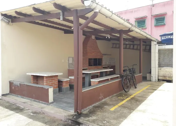 Apto no Centro de Bertioga, próx a Praia da Enseada e da Balsa com acesso a Prainha Branca, Acomoda até 6 pessoas